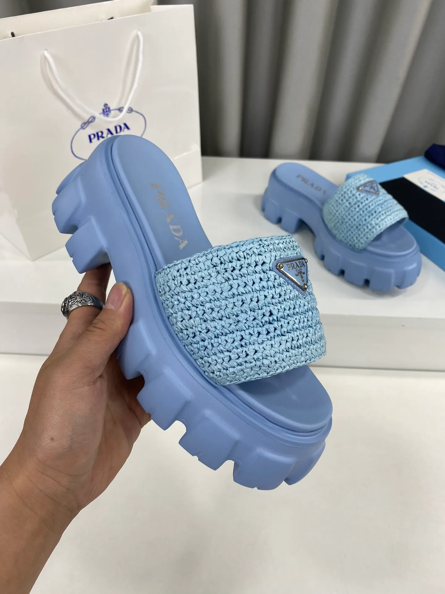 💕💕Factory direct selling price p460💕💕 Prada's latest tooth-woven thick-soled triangle buckle slippers☑️ Latest environmentally friendly PP material, fully handmade crochet, just like knitting sweaters, slow work and meticulous work, retro fashionable thick-soled shoes, with rubber uppers, making the whole pair of shoes light and comfortable. Bright colors, a variety of choices to meet the needs of fashionable people with different styles! The iconic metal triangle logo is paired with the shape of ancient beach slippers. Every design element is fashionable! Size: Women's 35-39 (34, 40, custom-made, non-returnable) Full set of counter original packaging